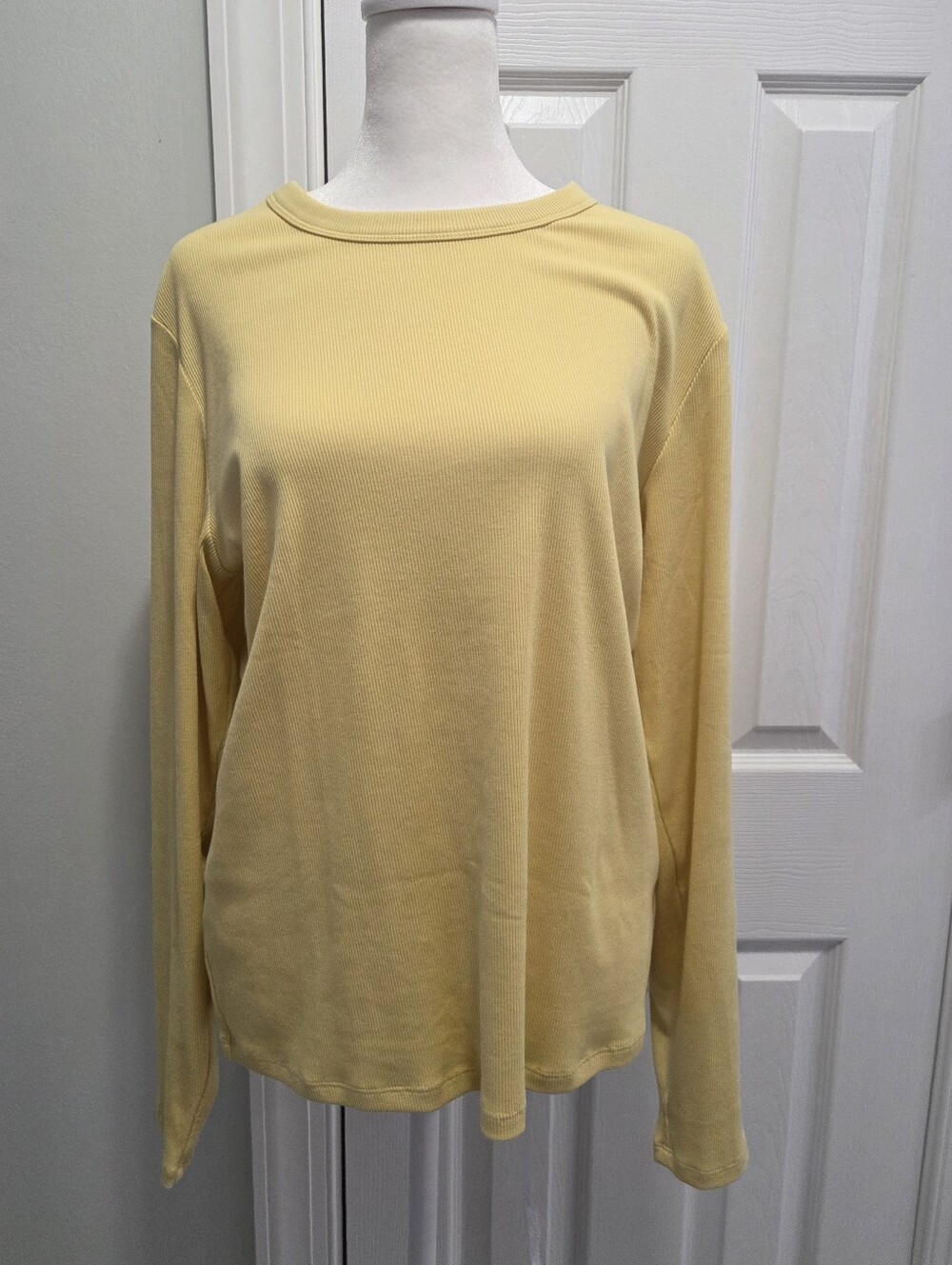 LIKE NEW Snug Long-Sleeve Crew-Neck T-Shirt